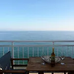 Iron Seaview Apartment *
